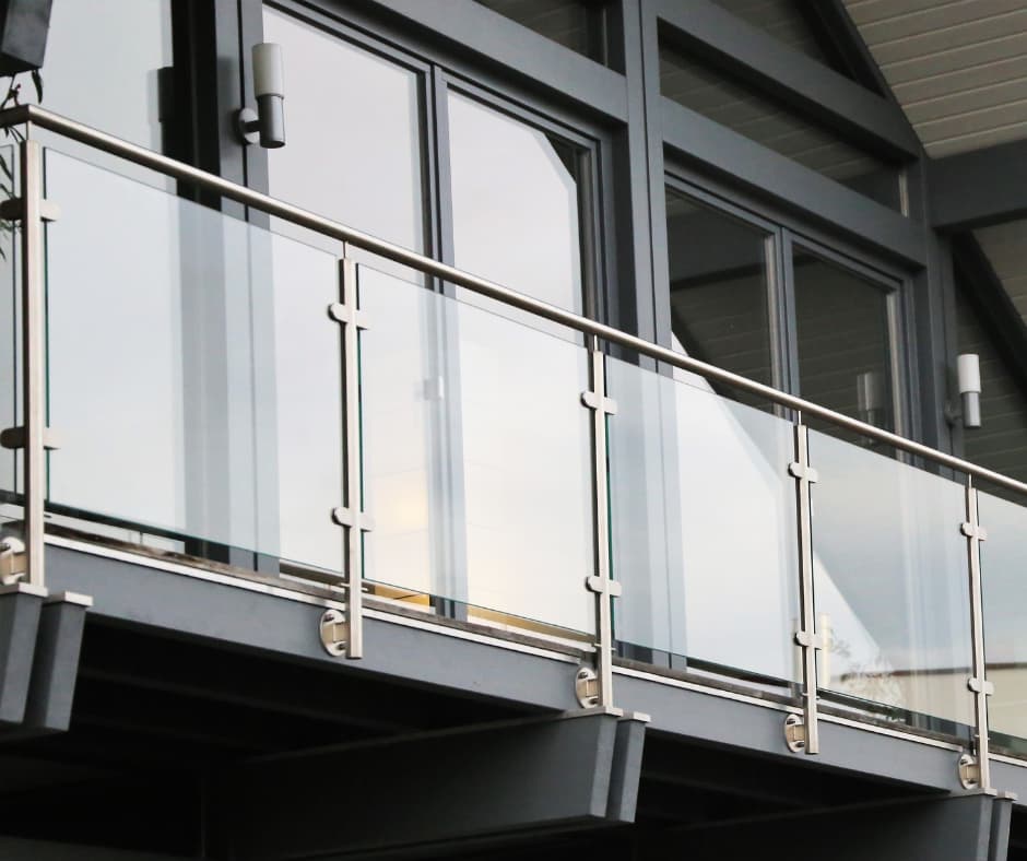 barandilla con pinzas sobre suelo